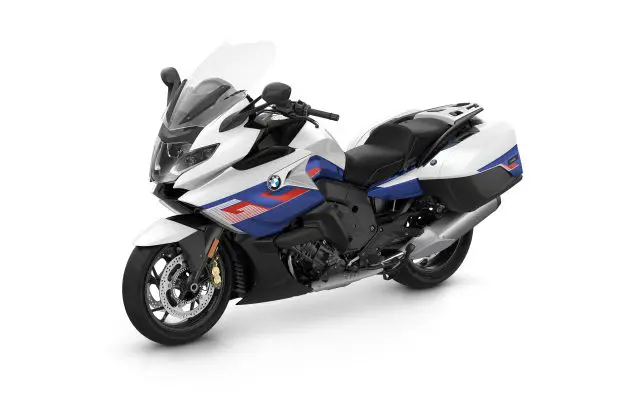 BMW K 1600 GT u belo-plavo-crvenoj sport boji, zvanicna BMW press fotografija, studijski snimak celog motocikla iz 3/4 ugla