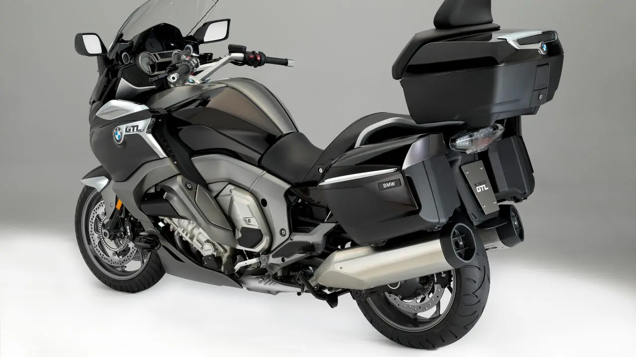 BMW K 1600 GTL, zvanicna BMW press fotografija, studijski snimak celog luksuznog turer motocikla iz 3/4 ugla