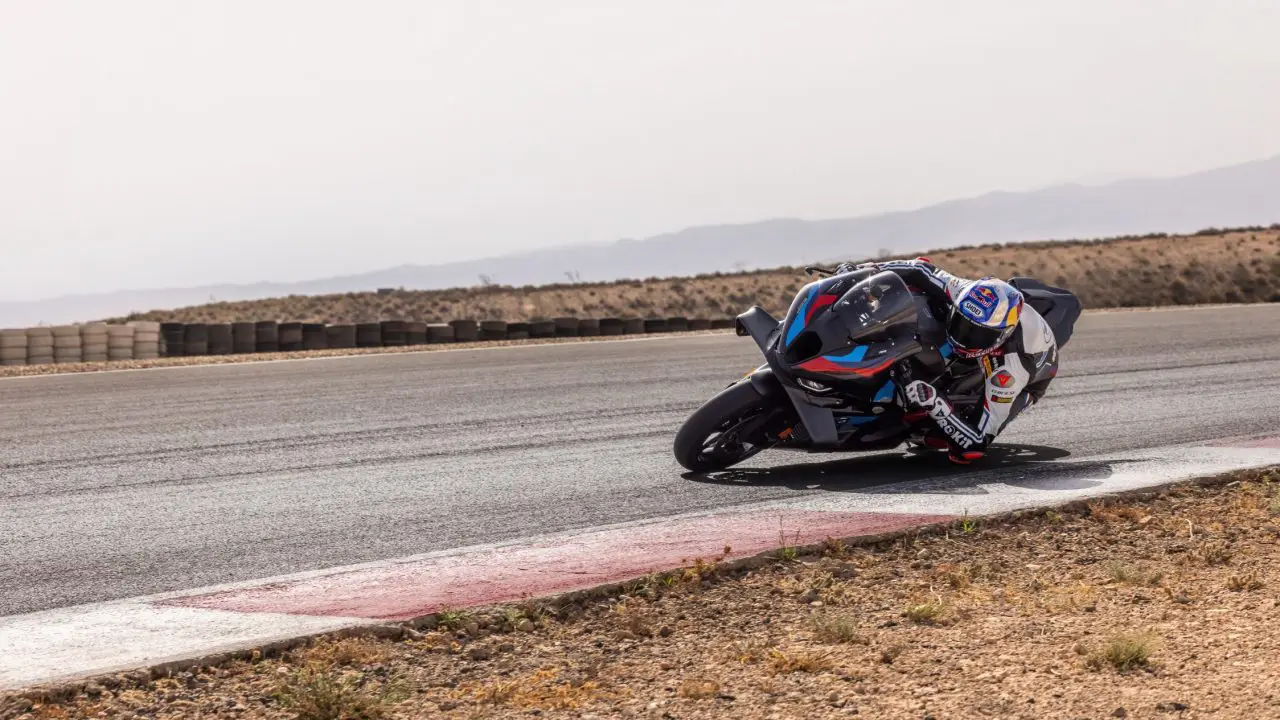 BMW M 1000 RR u ROKiT BMW Motorrad WorldSBK tim boji, nagnut u krivinu na stazi