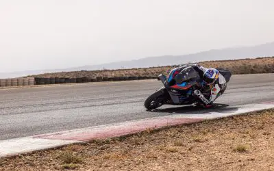 BMW M 1000 RR u ROKiT BMW Motorrad WorldSBK tim boji, nagnut u krivinu na stazi