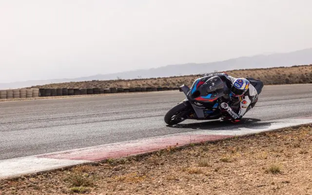BMW M 1000 RR u ROKiT BMW Motorrad WorldSBK tim boji, nagnut u krivinu na stazi