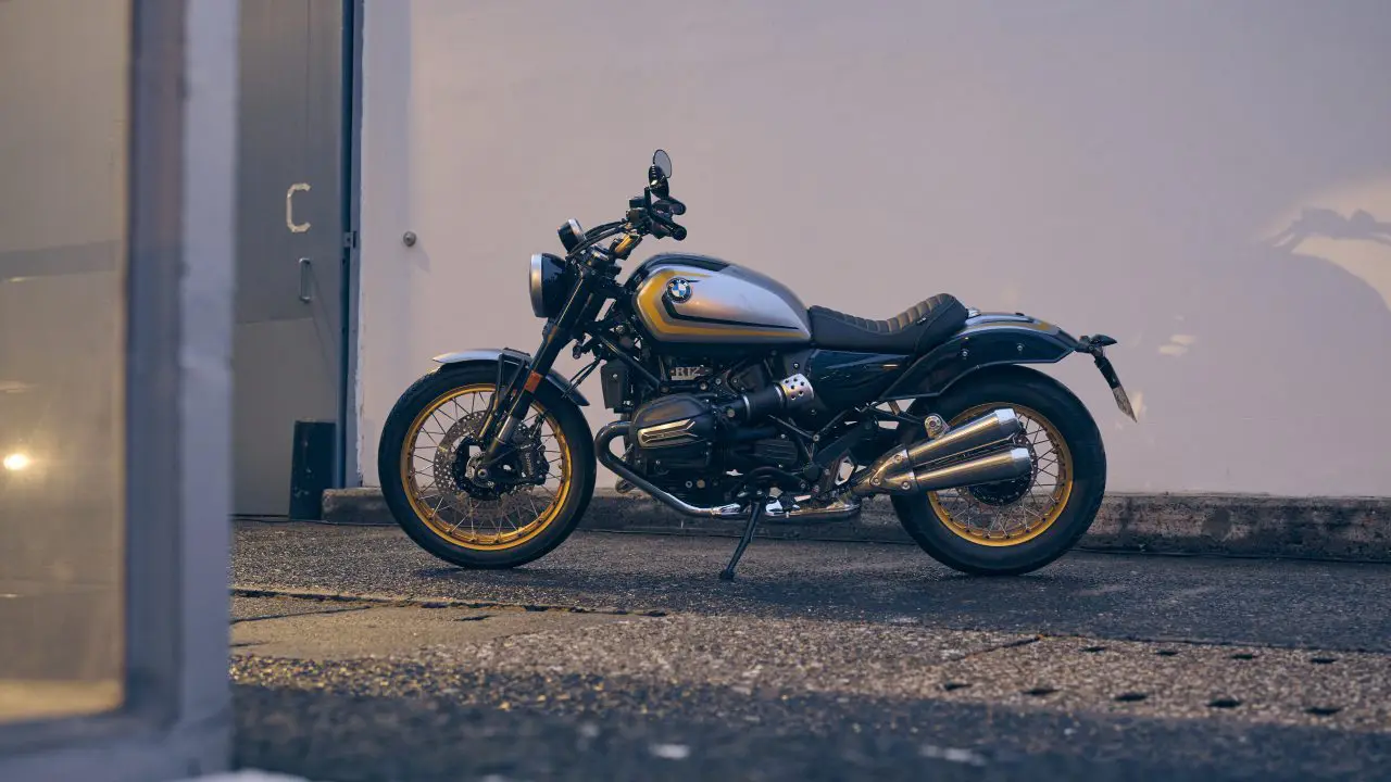 BMW R 12 u srebrnoj boji sa zlatnim zbicanim tockovima, zvanicna BMW press fotografija, bocni snimak celog motocikla