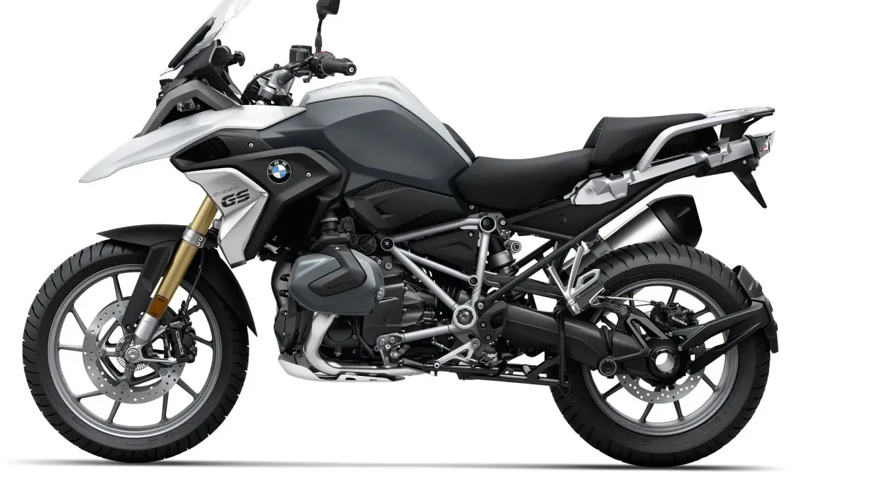 BMW R 1250 GS u boji Ice Grey, zvanicna BMW press fotografija, studijski bocni snimak celog motocikla