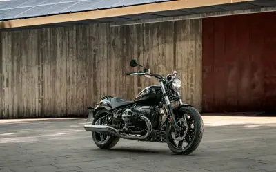BMW R 18 u crnoj boji, zvanicna BMW press fotografija, snimak celog motocikla iz 3/4 prednjeg ugla