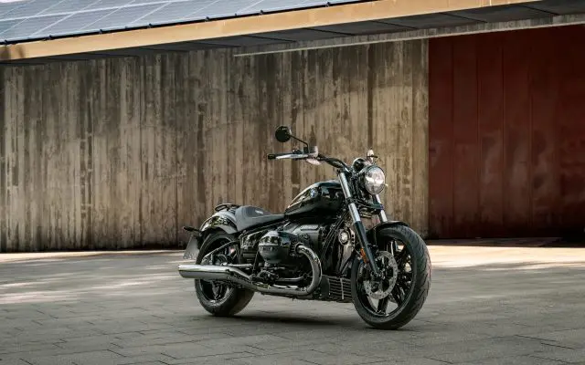 BMW R 18 u crnoj boji, zvanicna BMW press fotografija, snimak celog motocikla iz 3/4 prednjeg ugla