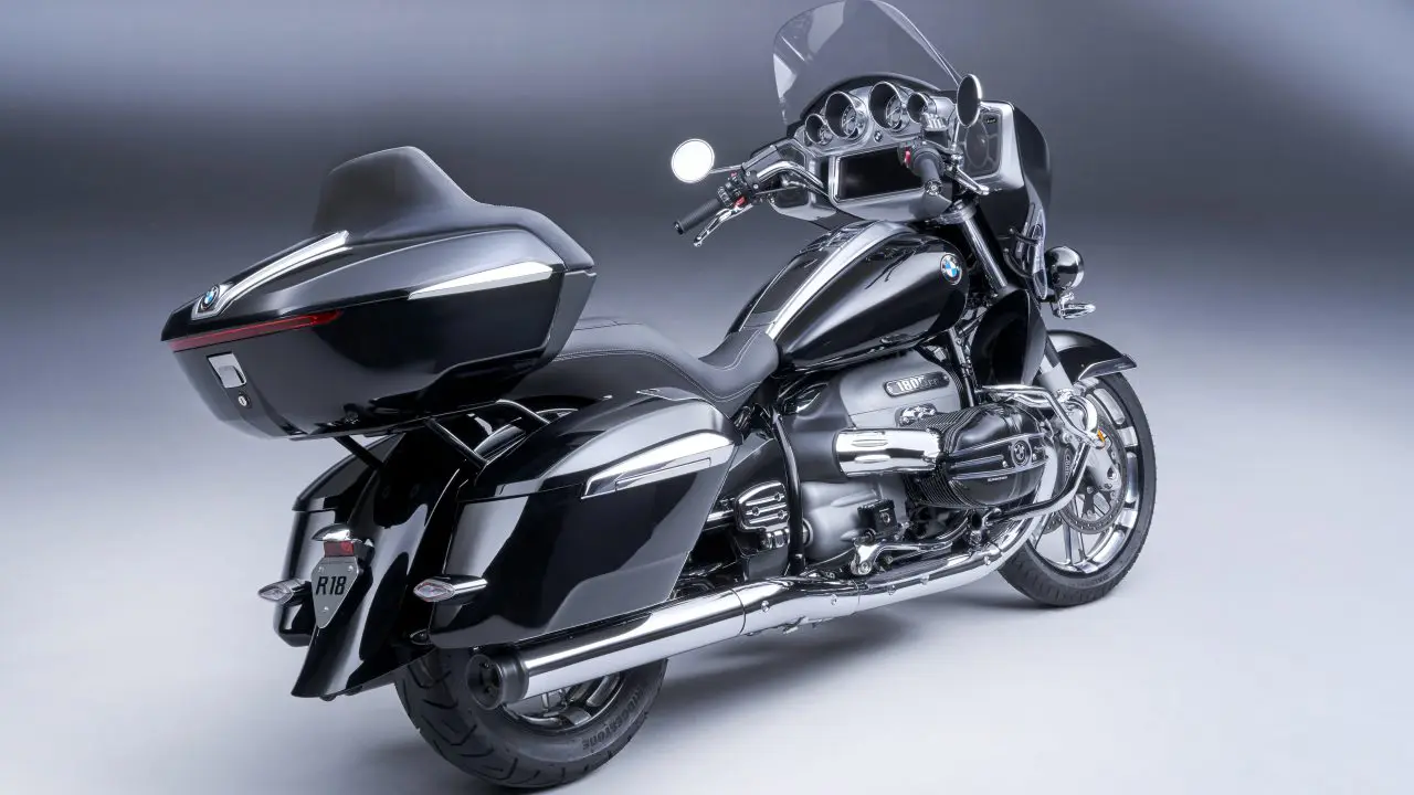 BMW R 18 Transcontinental u crnoj boji, zvanicna BMW press fotografija, studijski snimak celog turisticko-bager motocikla