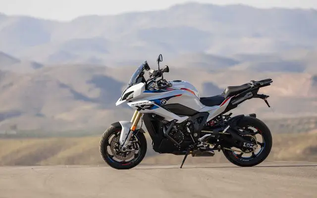 BMW S 1000 XR, model 2024, bočni ugao u vožnji, sport-turer sa belo-plavo-crvenim M bojama