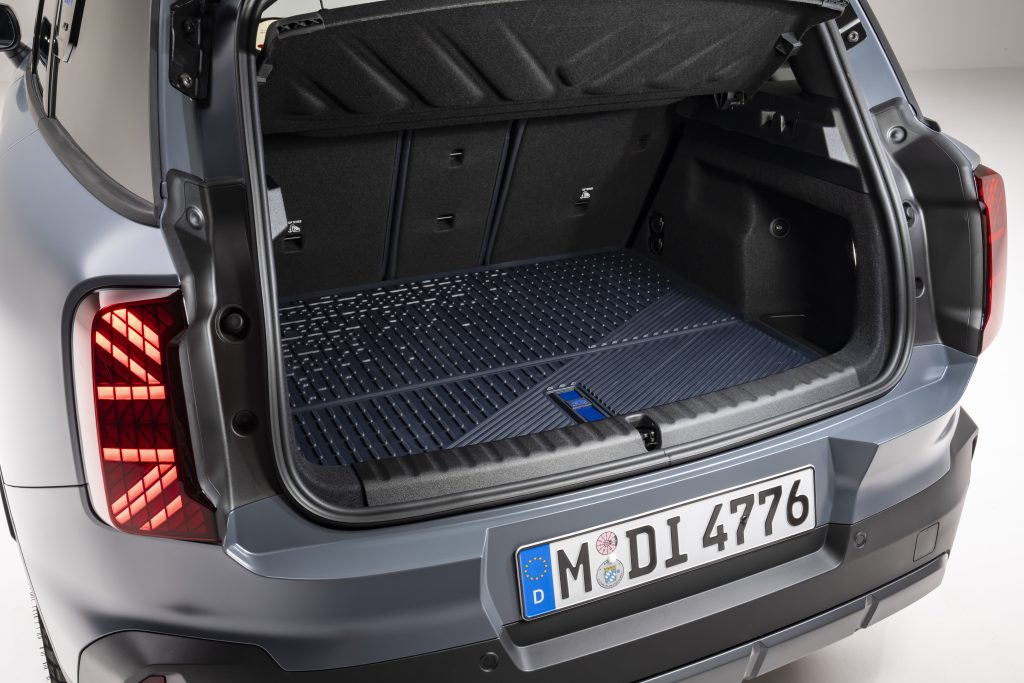Detalj otvorenog prtljaznika MINI Countryman Untamed Edition sa gumenom prostirkom u uzorku kamenih formacija