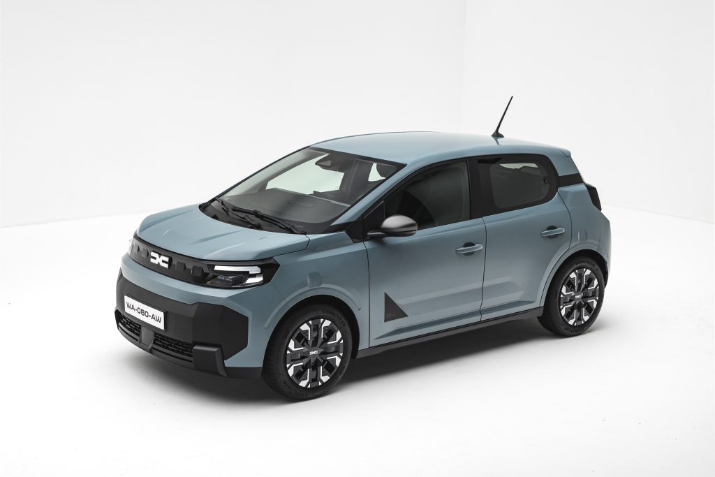 Nova Dacia Spring, bočni profil iz povišenog ugla, studijska fotografija