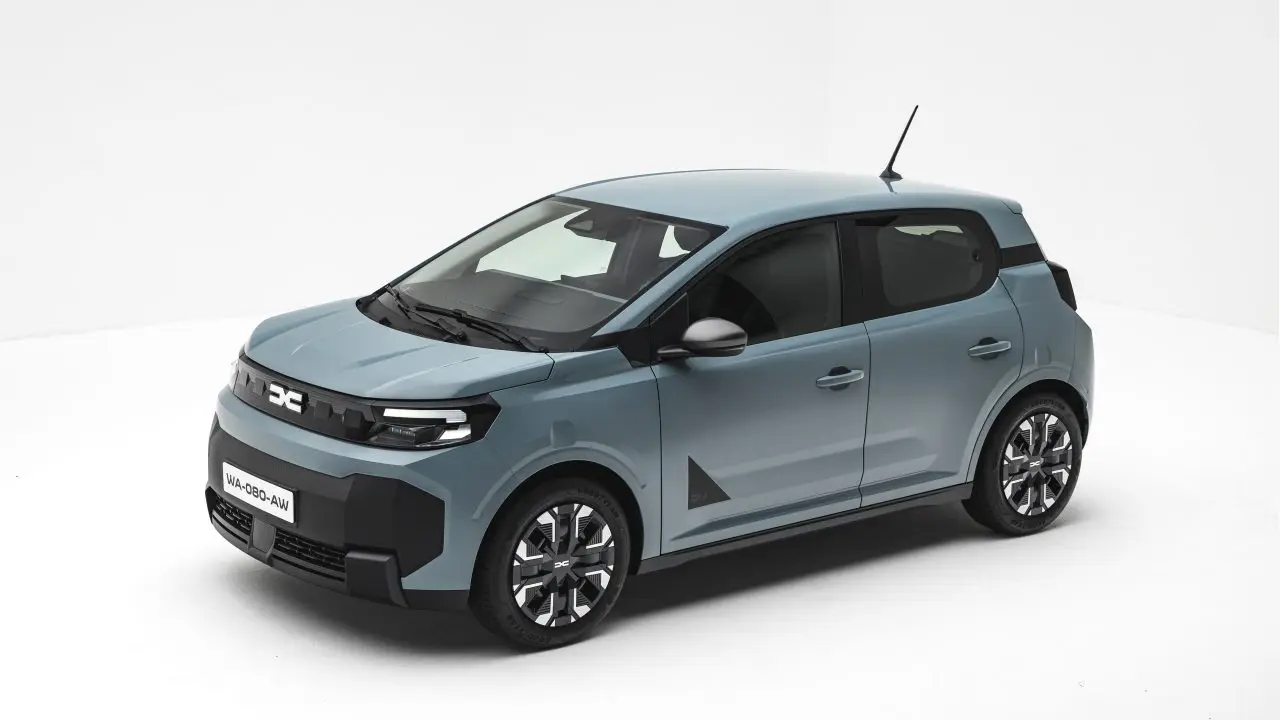 Nova Dacia Spring, bočni profil iz povišenog ugla, studijska fotografija