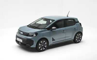 Nova Dacia Spring, bočni profil iz povišenog ugla, studijska fotografija