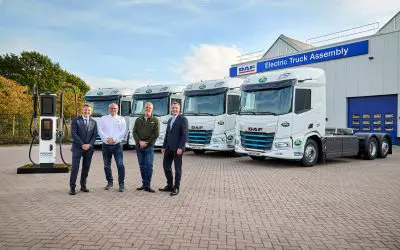 Četiri DAF XD Electric kamiona sa Arla Foods brendingom ispred fabrike za montažu električnih kamiona
