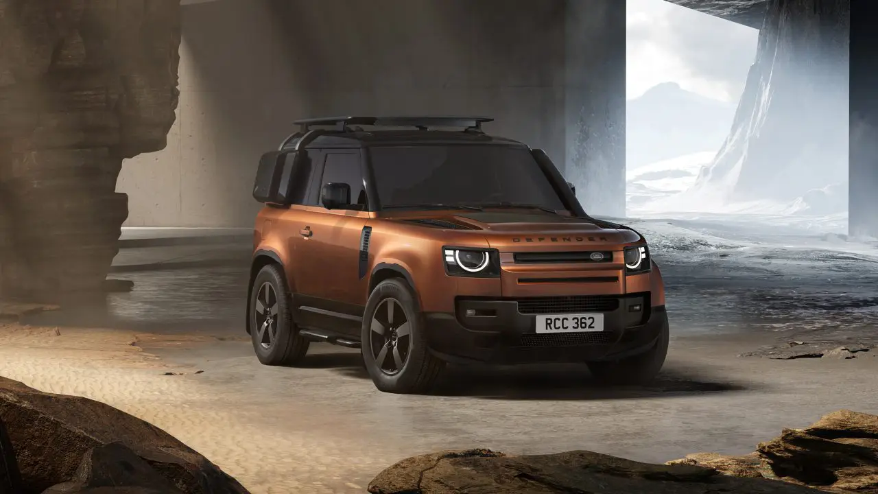 Land Rover Defender 110 u boji Namib Orange, pogled spreda sa krovnim nosačem