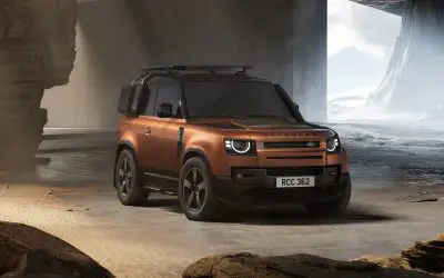 Land Rover Defender 110 u boji Namib Orange, pogled spreda sa krovnim nosačem