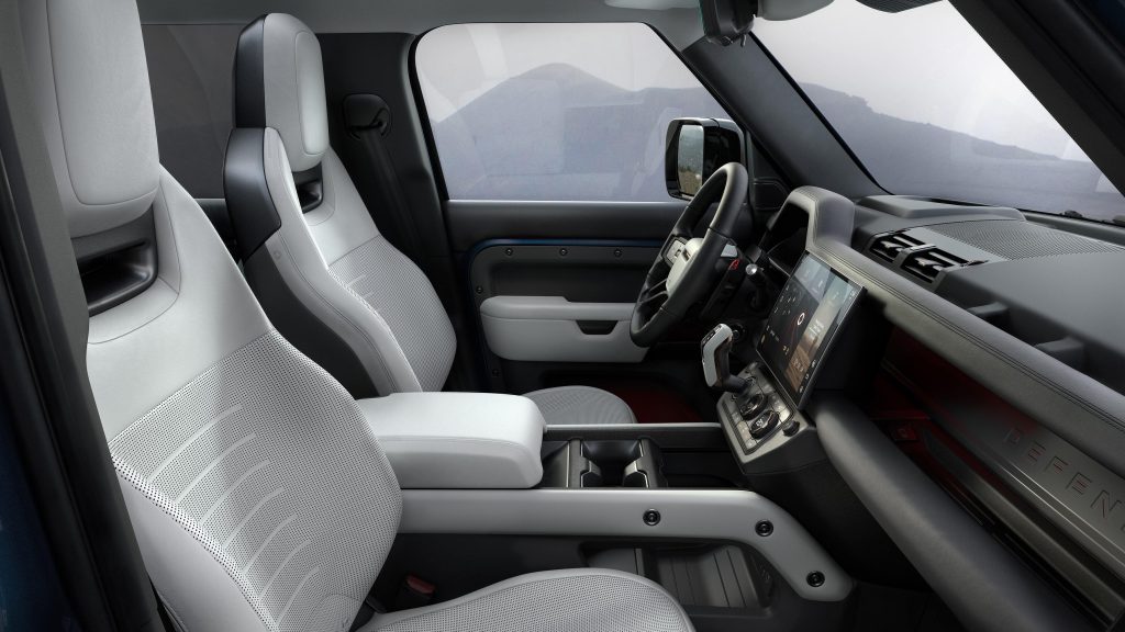 Enterijer Land Rover Defendera sa novim Pivi Pro ekranom i fizičkim točkićima za klimu