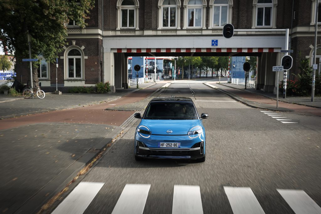 Nissan Micra EV, pogled pravo spreda, zaustavljena na pešačkom prelazu u gradu