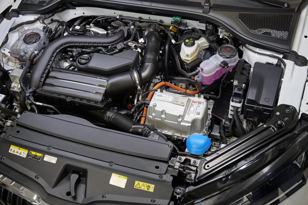 Detalj motornog prostora Škoda Octavia Hybrid sa elektromotorom i baterijskim modulom