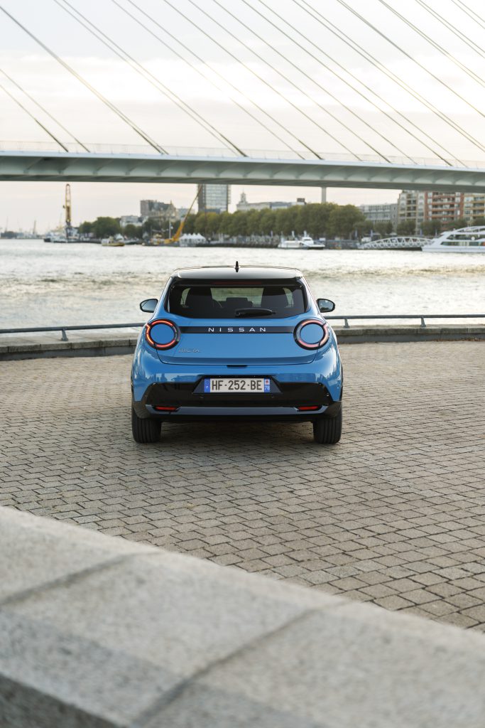 Nissan Micra EV, pogled pravo odostraga, parkirana pored reke