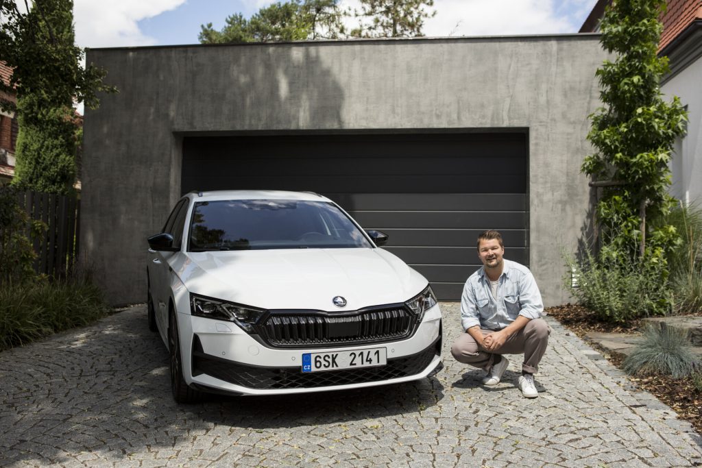 Prednji deo Škoda Octavia Combi sa prednjom felnom i Sportline oznakom, ista generacija kao Hybrid verzija