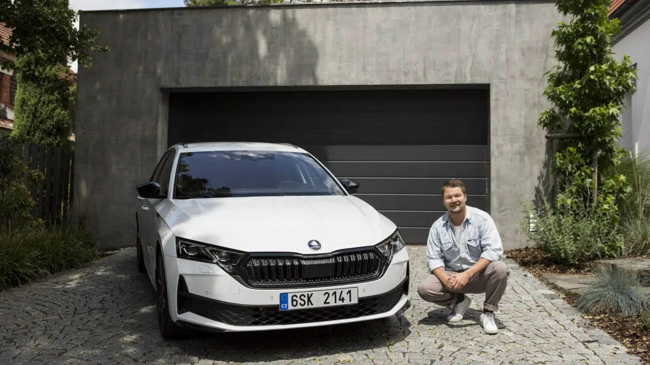 Prednji deo Škoda Octavia Combi sa prednjom felnom i Sportline oznakom, ista generacija kao Hybrid verzija