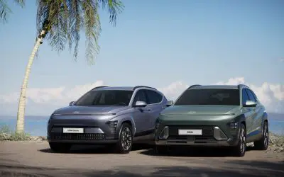 Hyundai Kona druge generacije, hibridna/benzinska verzija (desno, tablica KONA) pored Kona Electric (levo), prednji ugao