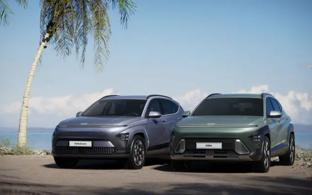 Hyundai Kona druge generacije, hibridna/benzinska verzija (desno, tablica KONA) pored Kona Electric (levo), prednji ugao