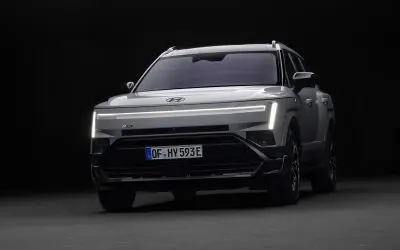 Hyundai Tucson N Line, prednji ugao, mat crni branik i sjajno crni 20-inčni točkovi