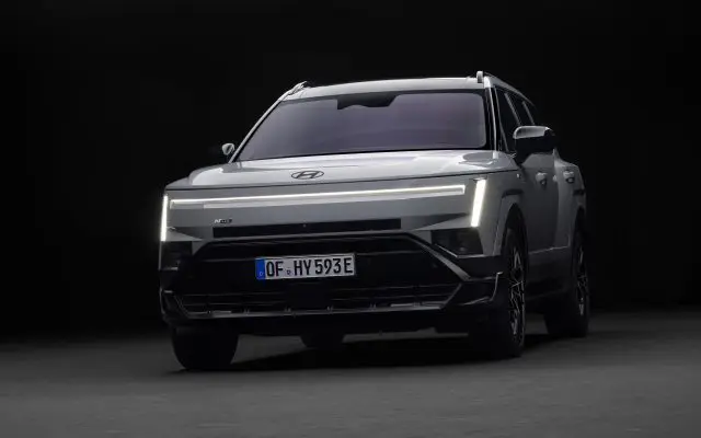 Hyundai Tucson N Line, prednji ugao, mat crni branik i sjajno crni 20-inčni točkovi