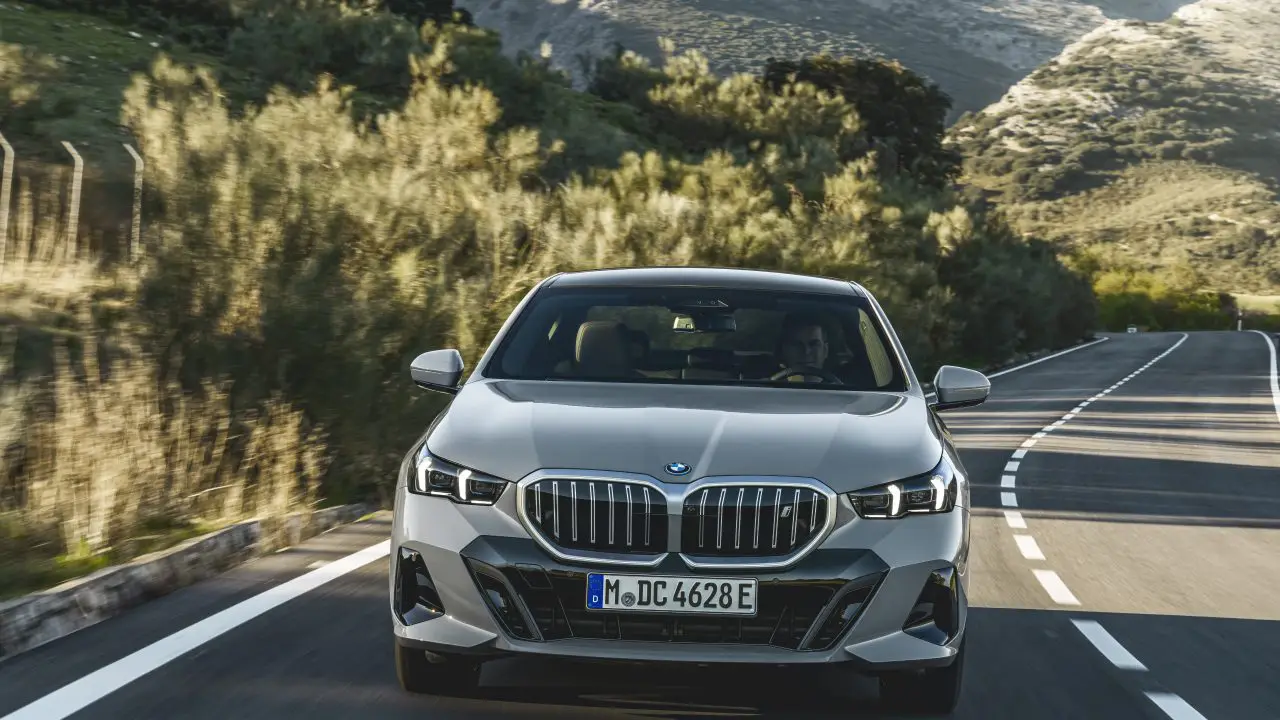 BMW i5 eDrive40 u voznji, pogled spreda, planinski put