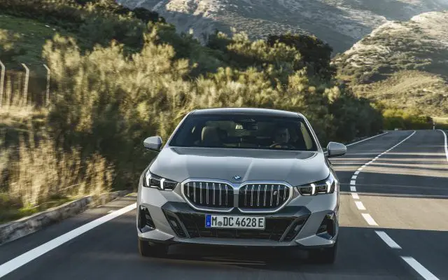 BMW i5 eDrive40 u voznji, pogled spreda, planinski put