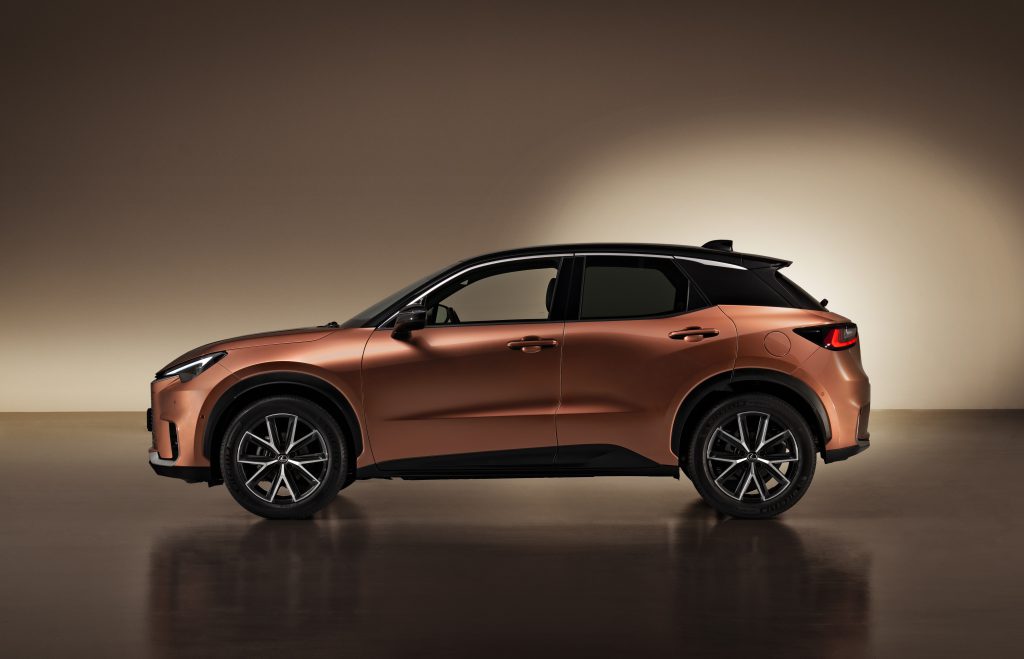 Bočni profil Lexus LBX modela u studijskom osvetljenju, bakarna boja karoserije