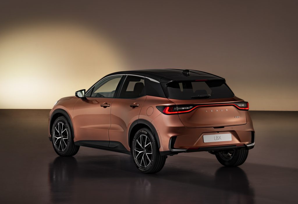 Lexus LBX snimljen iz zadnjeg ugla u studiju, bakarna boja karoserije sa crnim krovom
