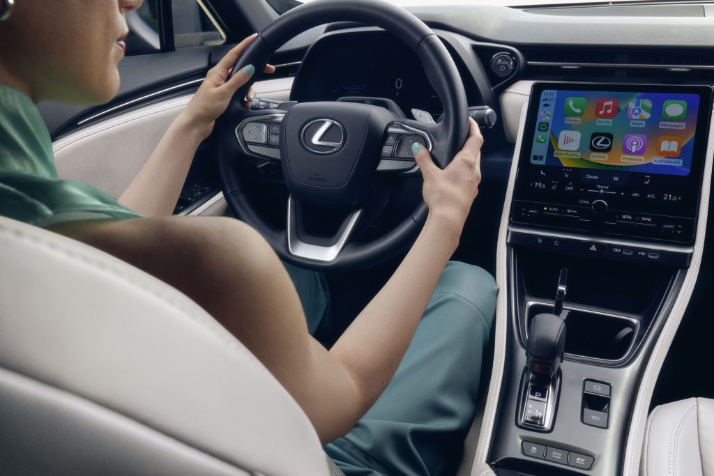 Detalj volana sa Lexus logom i centralnog ekrana sa aplikacijama u LBX modelu