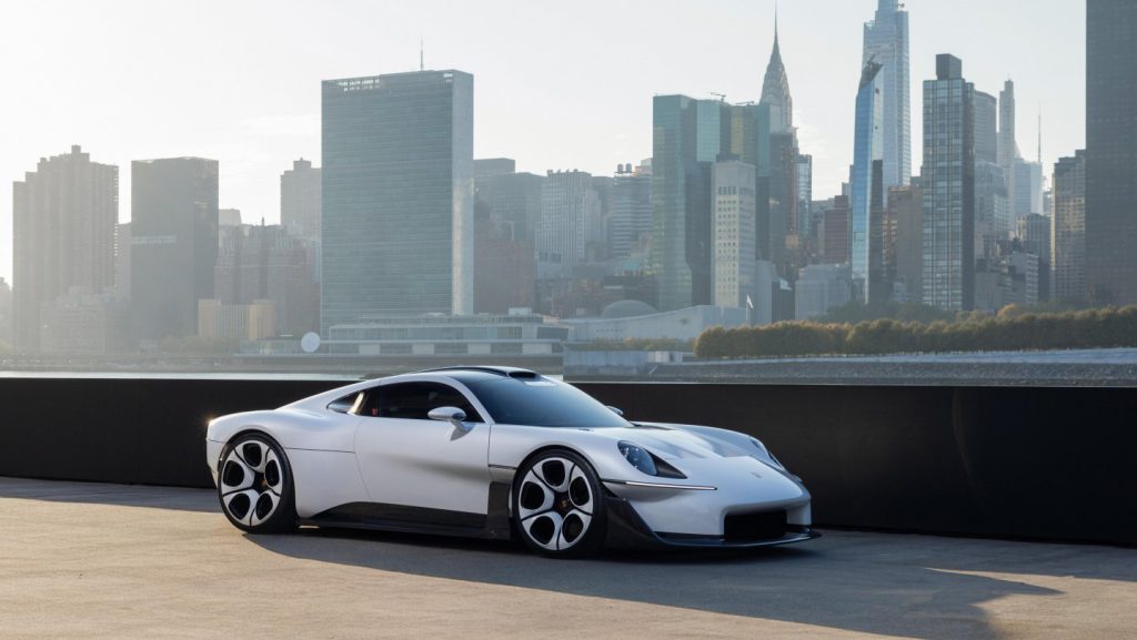 Porsche Mission S na keju u Njujorku, u pozadini panorama Menhetna