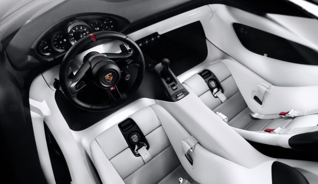 Enterijer vozila Porsche Mission S sa okruglim instrumentima iza volana