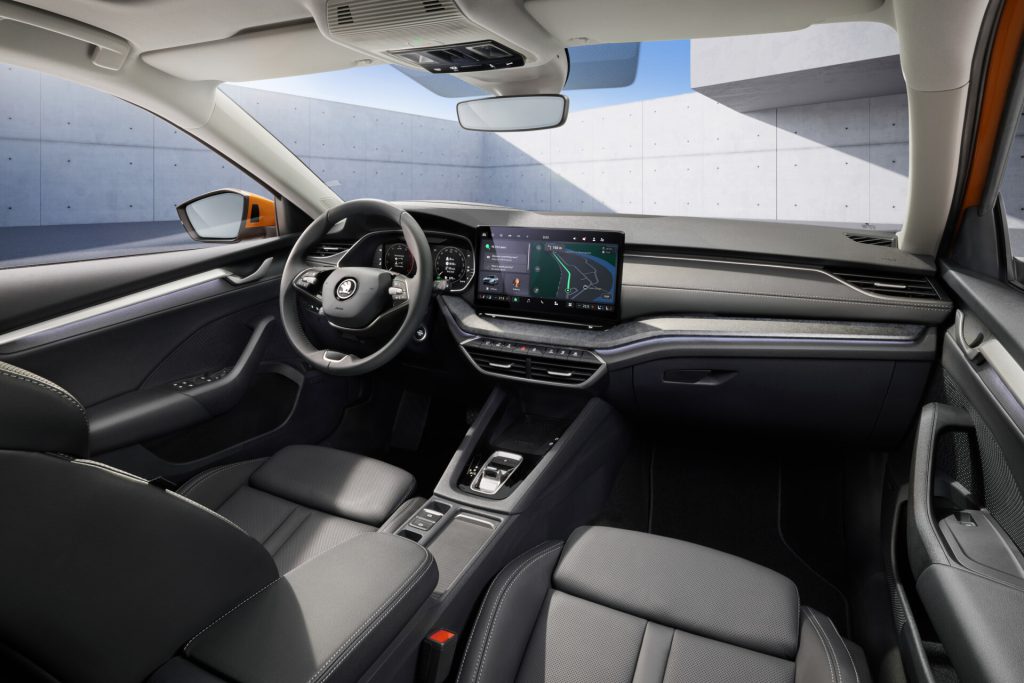 Enterijer Škoda Octavia sa 13 inčnim centralnim ekranom i digitalnom instrument tablom, ista oprema i na hibridnoj verziji