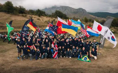 Karavan učesnika BMW International GS Trophy 2026 sa BMW R 12 G/S motociklima i zastavama trinaest zemalja