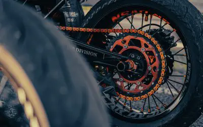 Krupni plan zadnjeg točka motocikla sa lancem, zupčanikom i gumom, detalj za proveru habanja pre kupovine