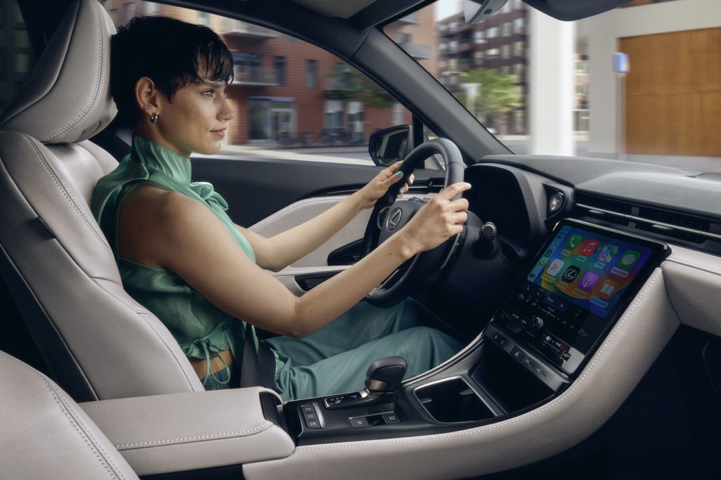 Pogled iz kabine Lexus LBX na kokpit, volan i centralni ekran tokom vožnje