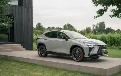 Lexus NX, sivi F Sport, pogled spreda sa strane