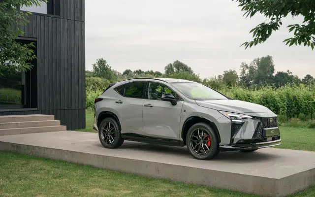Lexus NX, sivi F Sport, pogled spreda sa strane