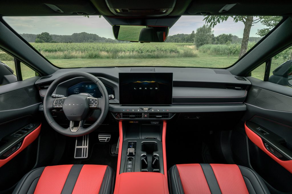 Enterijer Lexusa NX, crveno crna F Sport sedista i digitalna tabla