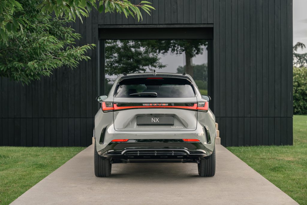 Lexus NX snimljen pravo odpozadi ispred kuce