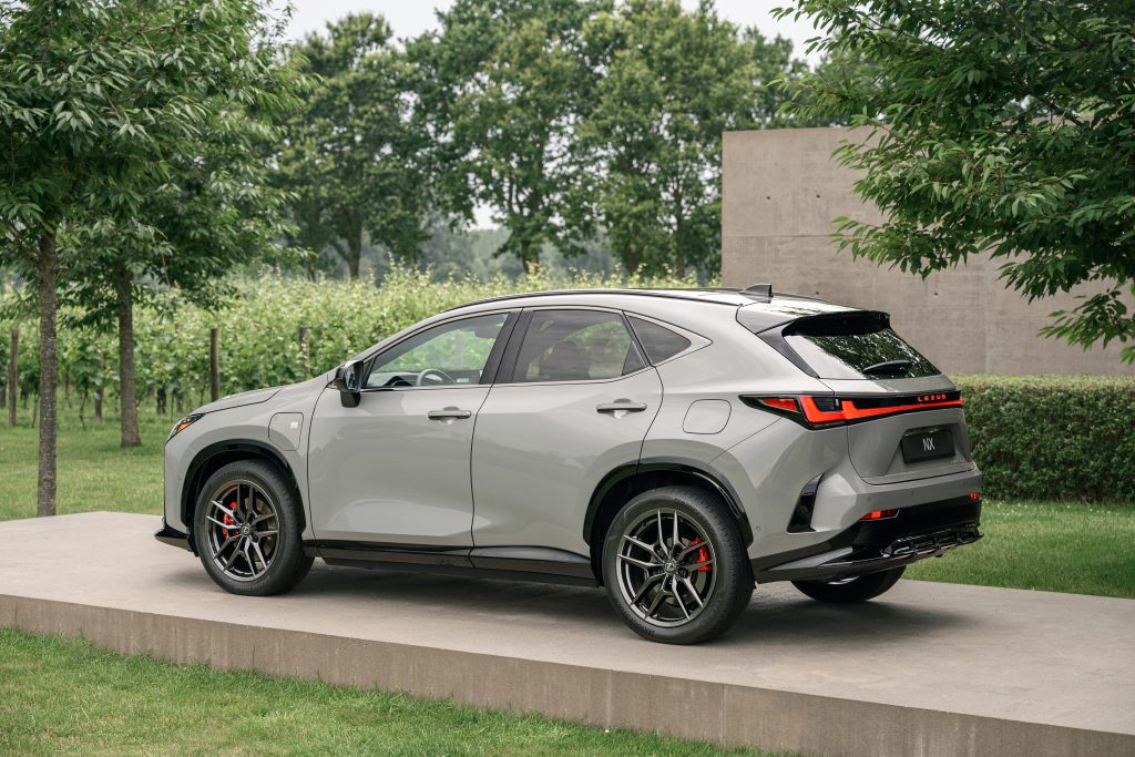 Lexus NX iz zadnjeg ugla, vidljiva LED zadnja svetla