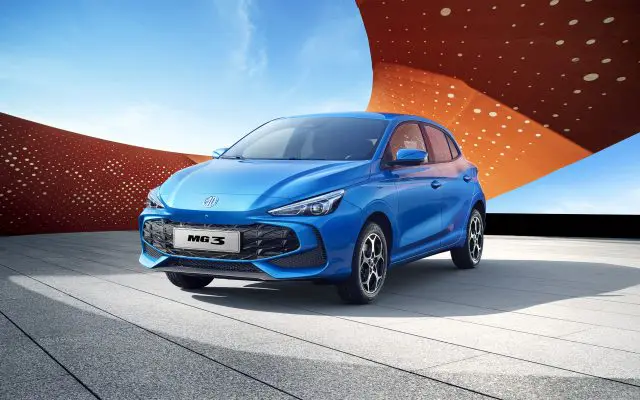MG3 Hybrid+, pogled spreda sa strane, plava boja