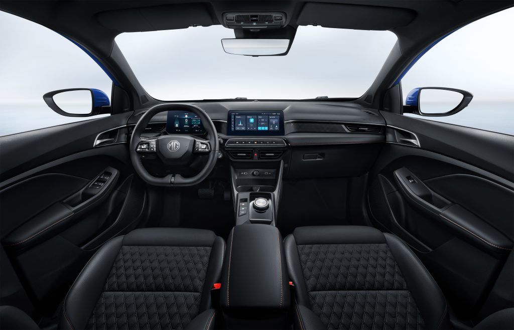 MG3 Hybrid+, pogled na kokpit, komandnu tablu i oba ekrana