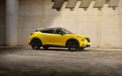Nissan Juke, fejslift 2024, bočni profil sa naglašenom siluetom kupea i skrivenim zadnjim kvakama
