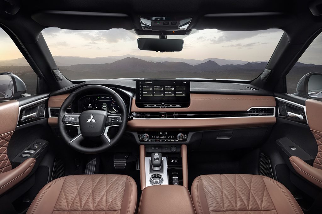Enterijer Mitsubishi Outlander PHEV, kokpit sa kožnim sedištima i ekranom