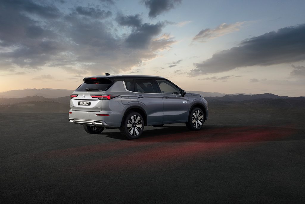Mitsubishi Outlander PHEV, pogled otpozadi sa strane u sumrak