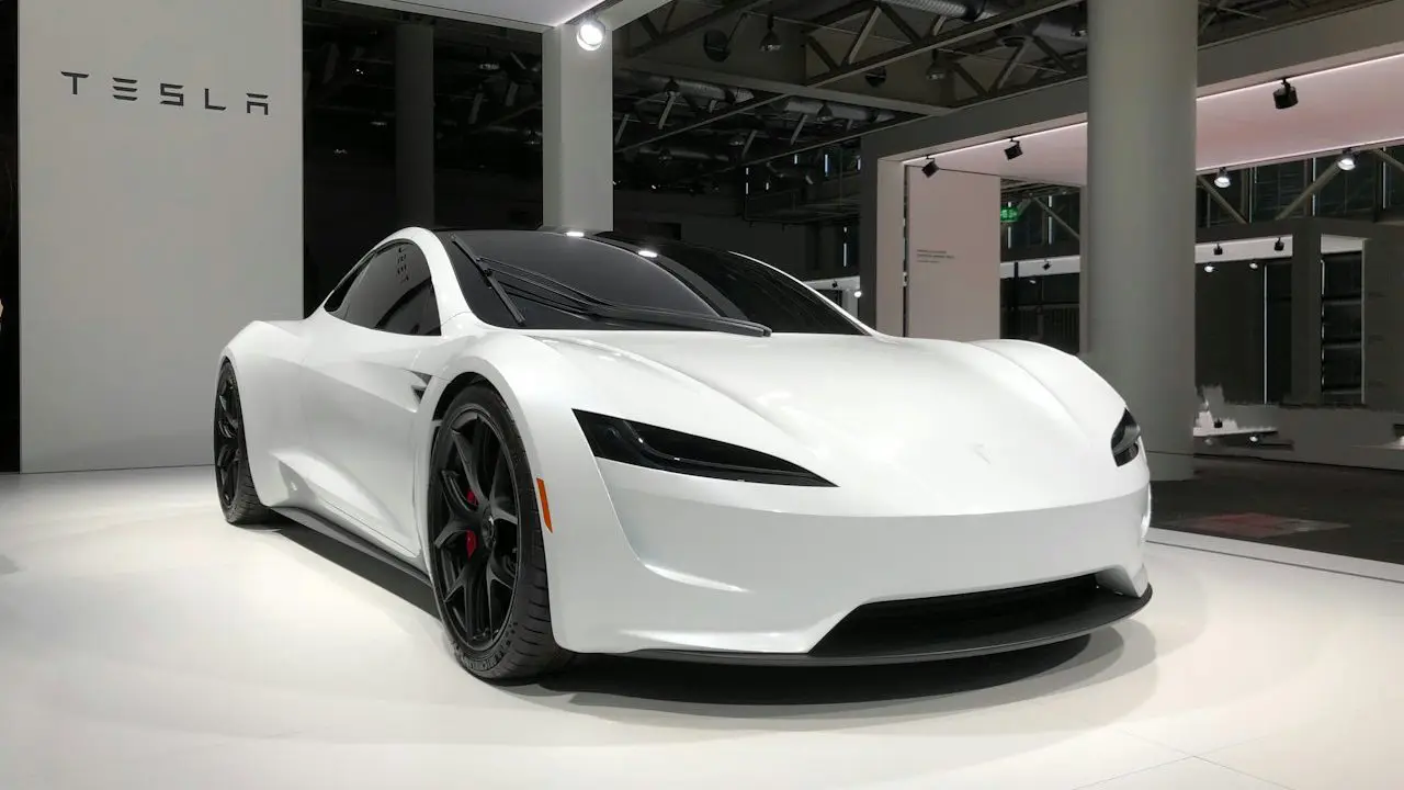 Gradski električni automobil na punjaču